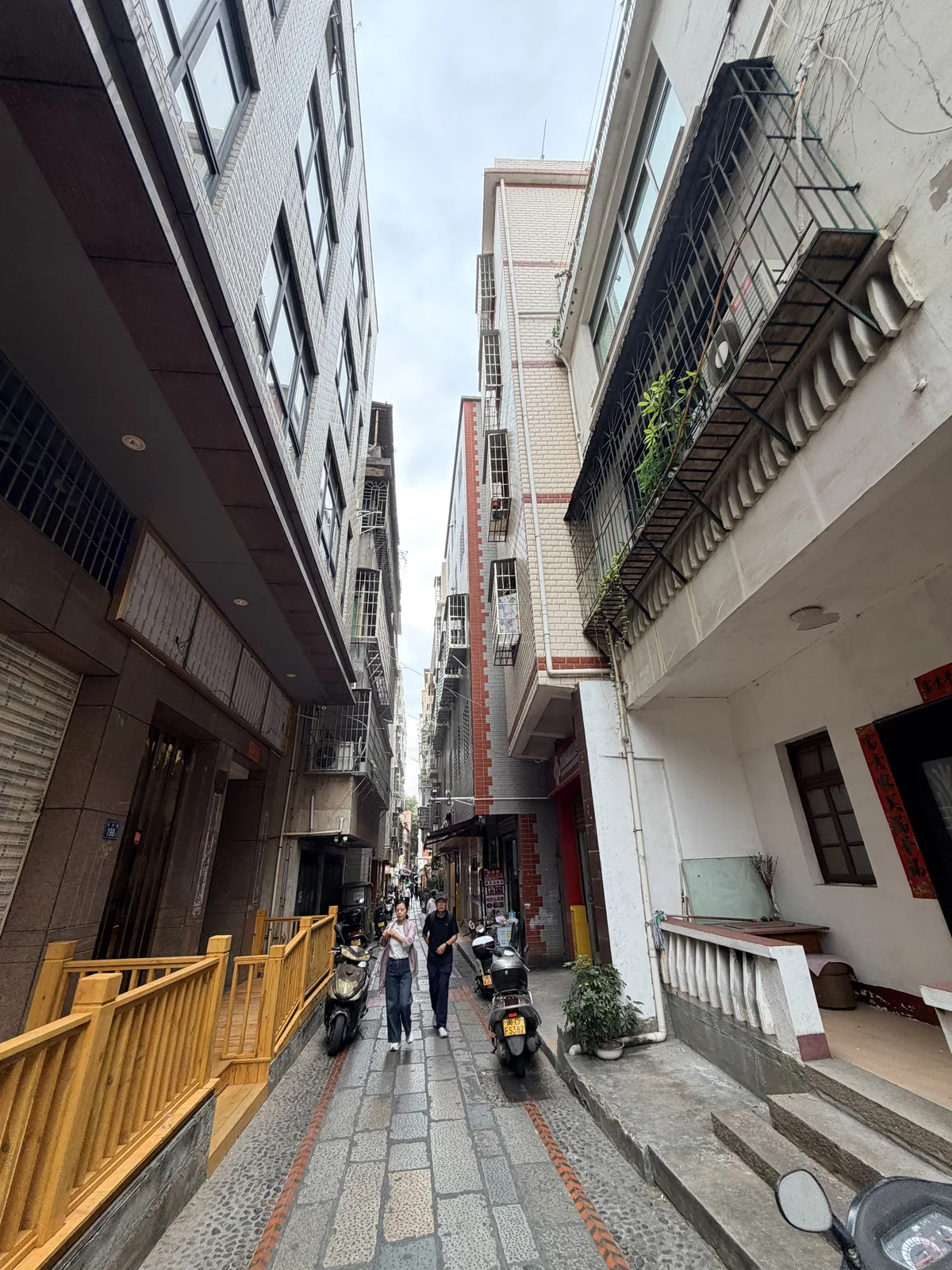 集美大社石板窄巷與兩側居民樓