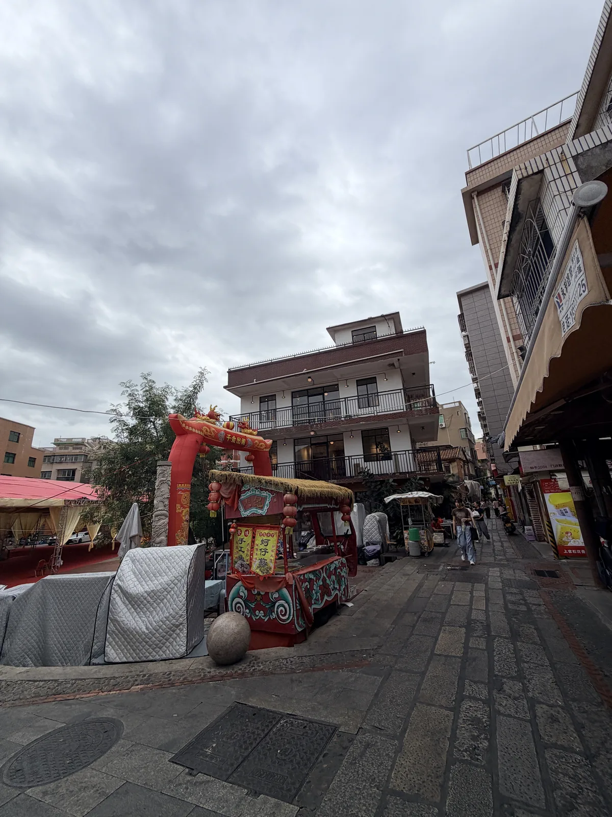 集美大社街口的紅色小吃攤車與步行街
