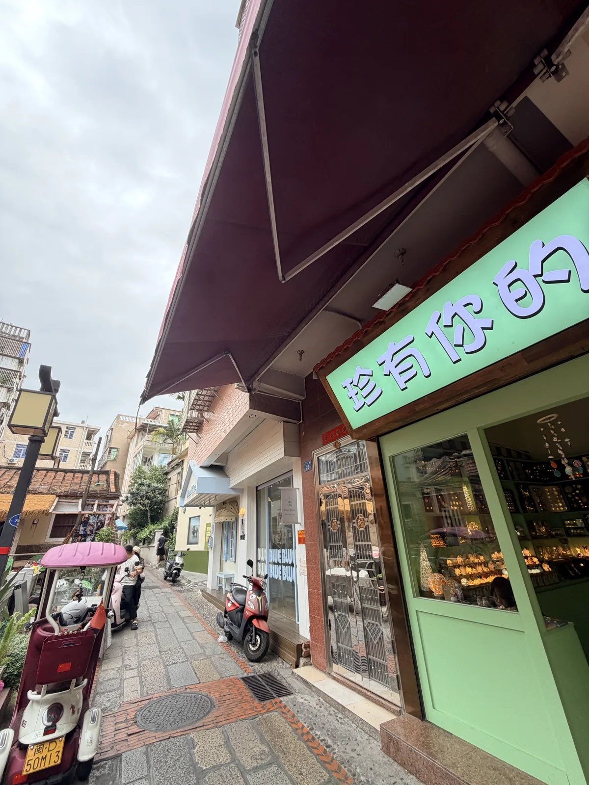 集美大社窄巷裡的綠色店面與機車