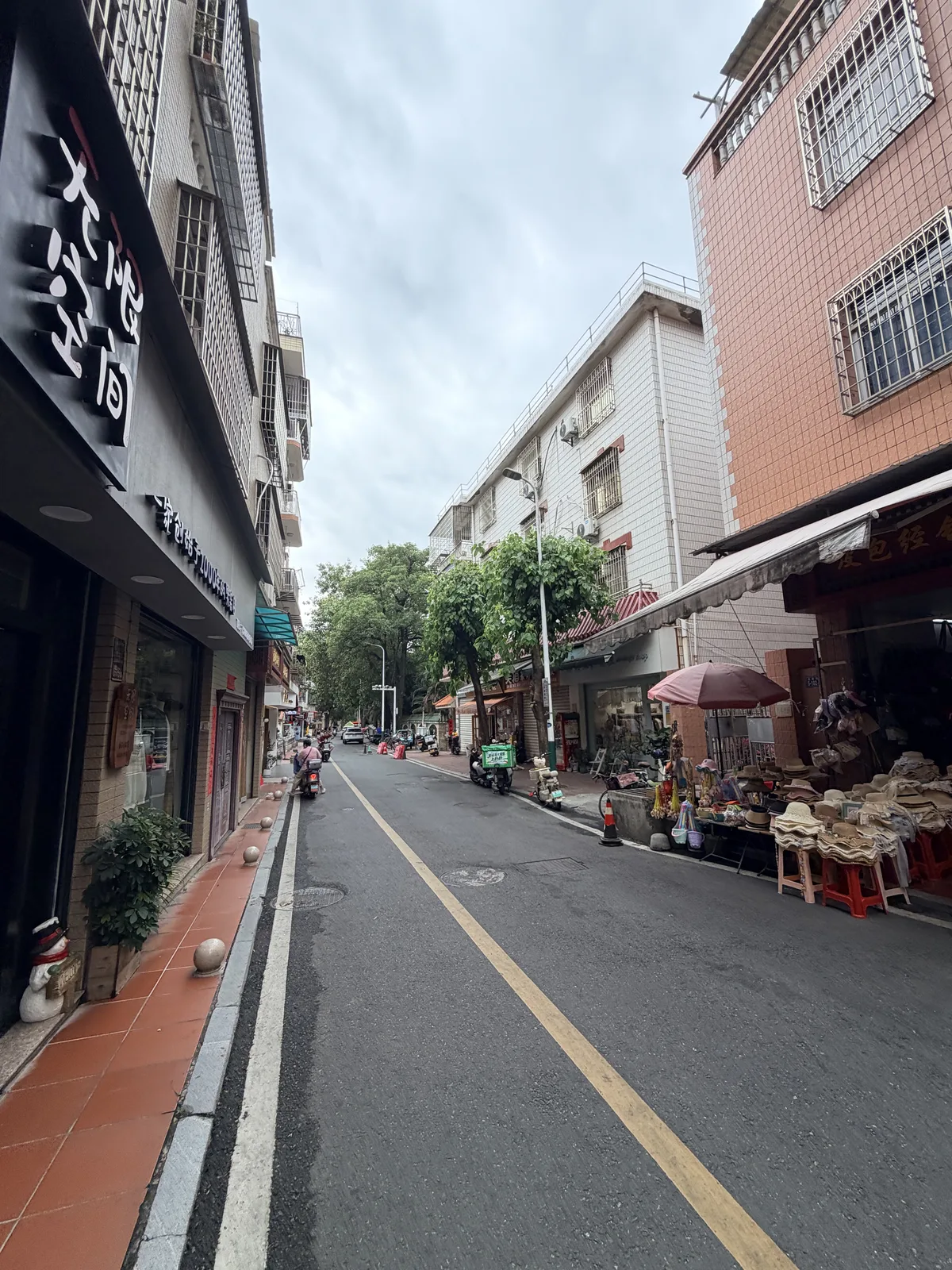 集美大社較寬街道兩旁的居民樓與商店