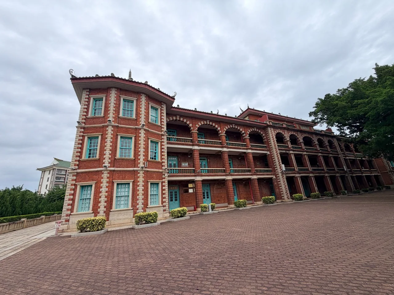 集美學村紅磚拱廊建築外觀與藍綠色門窗