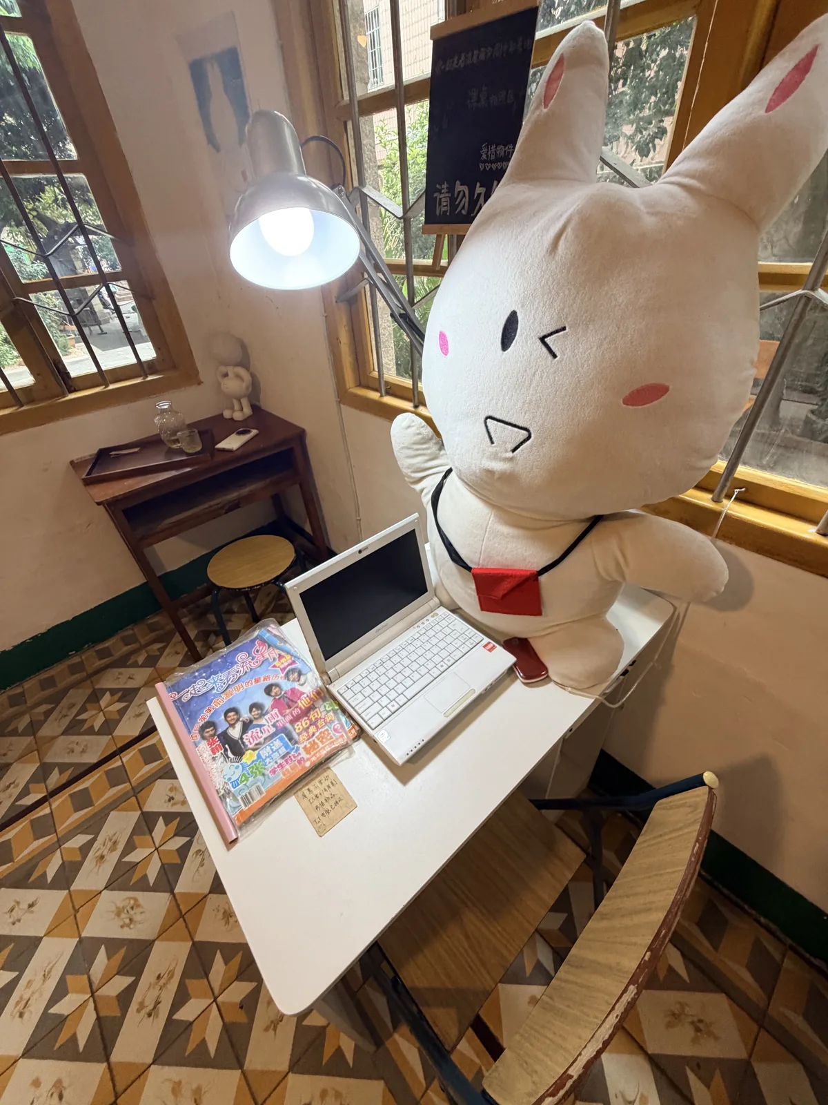 老宅內與一起來看流星雨相關的懷舊展示角落