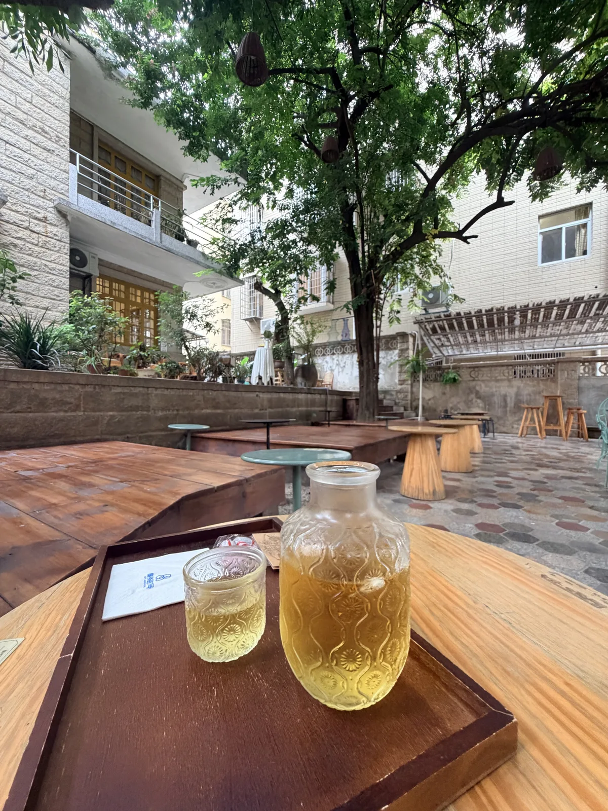 在集岑路7號老宅庭院享用玻璃瓶裝茶飲