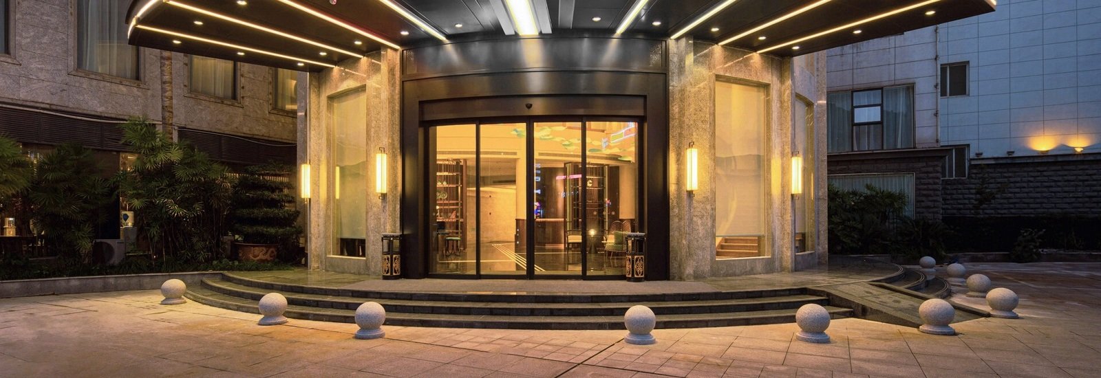 錦江都城酒店（沙坪壩高鐵站重慶大學店）主入口玻璃門與雨棚