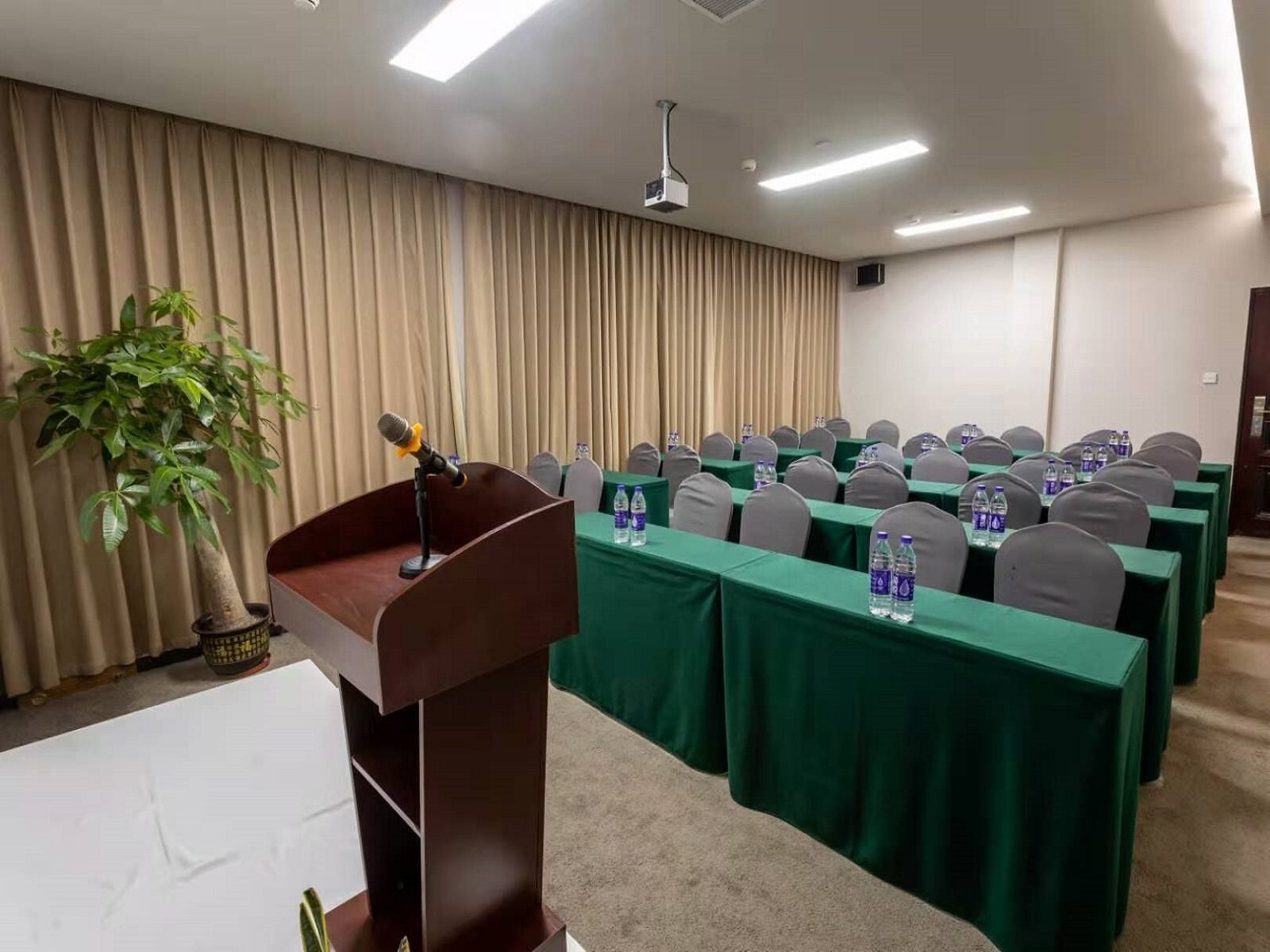 會議室座席與講台