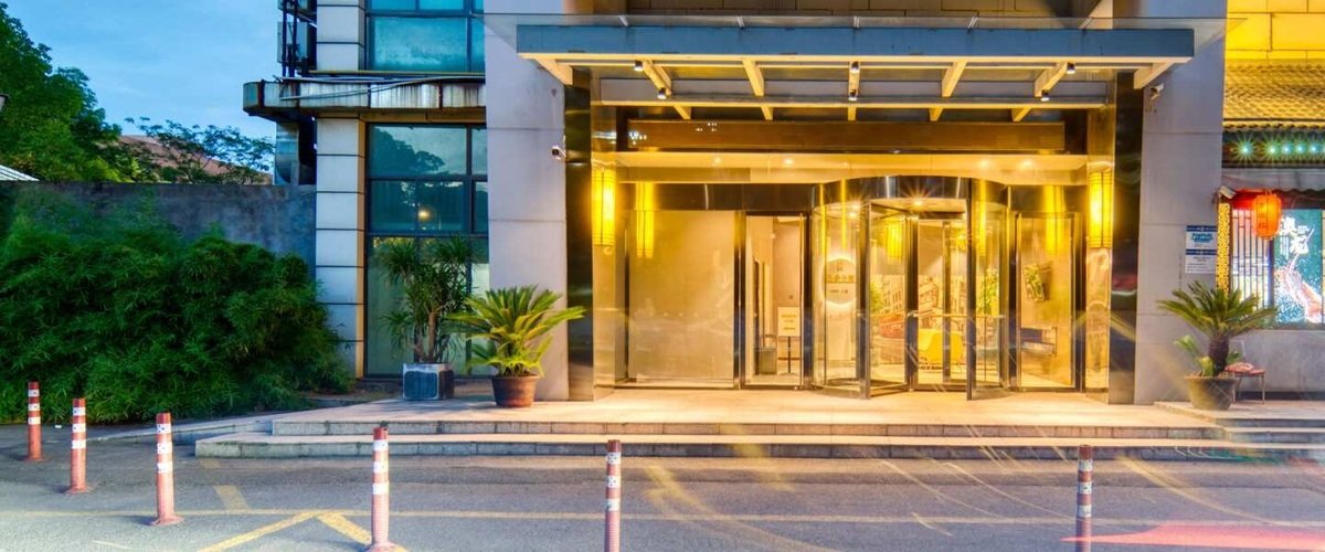 錦江都城酒店（杭州下沙大學城文澤地鐵站店）本館玻璃旋轉主入口與門前階梯