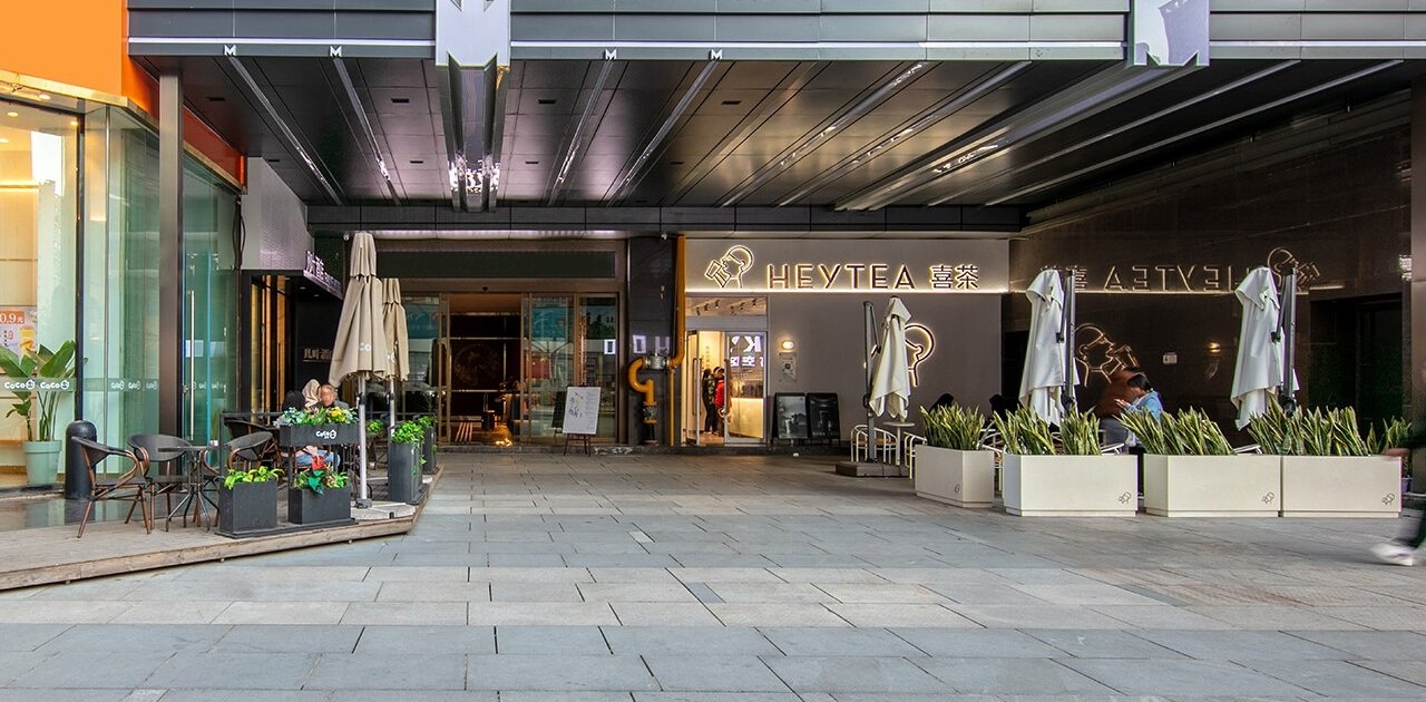 錦江都城酒店（昆明和諧廣場霖雨橋地鐵站甘美醫院店）主入口玻璃門與雨棚