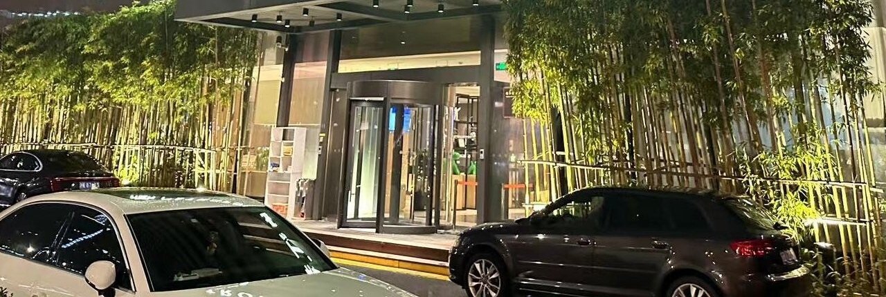 錦江都城上海南華亭賓館主入口玻璃門與雨棚