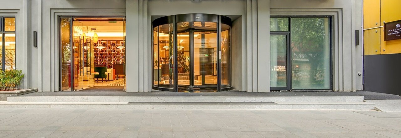 錦江都城西安鐘樓大差市地鐵站酒店本館玻璃旋轉主入口與台階