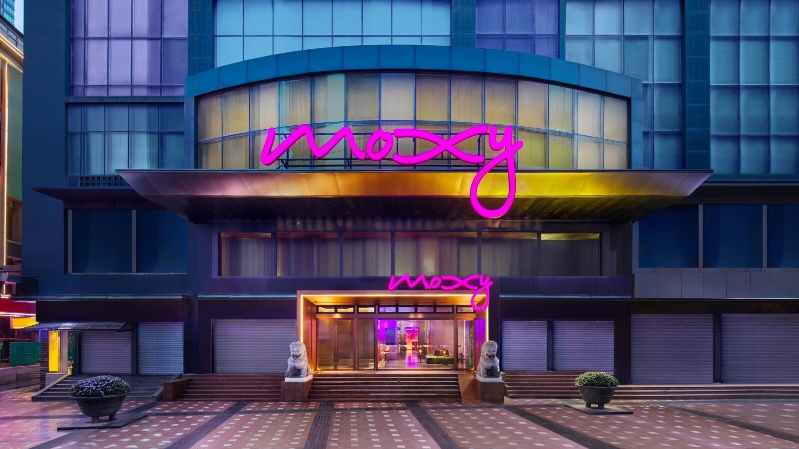 重慶 Moxy 酒店玻璃主入口與台階