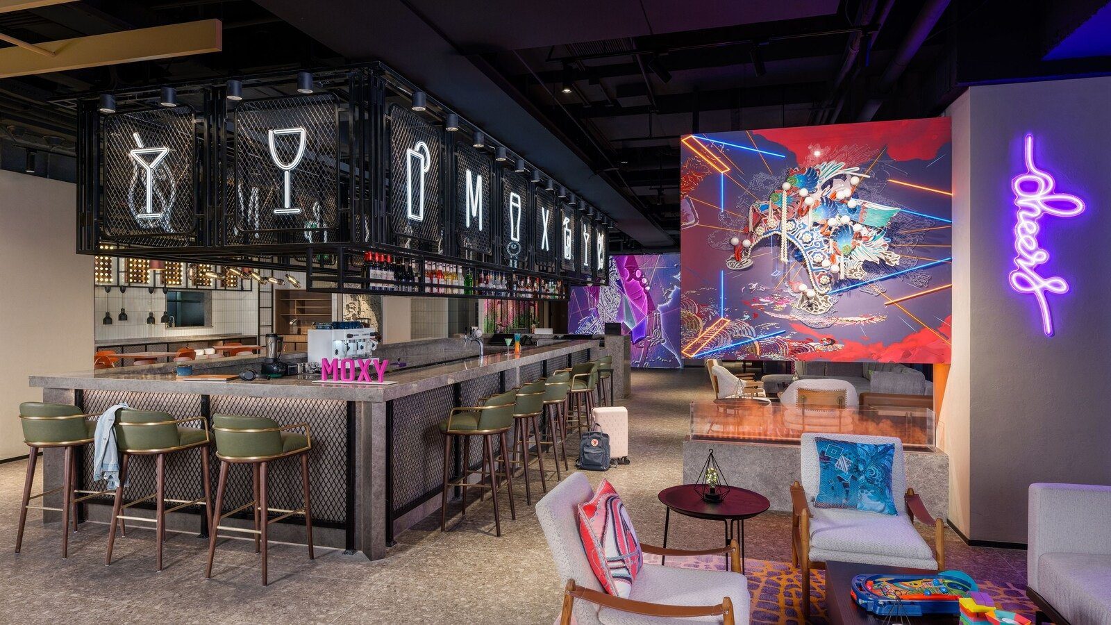 Moxy 酒吧座位區與霓虹燈