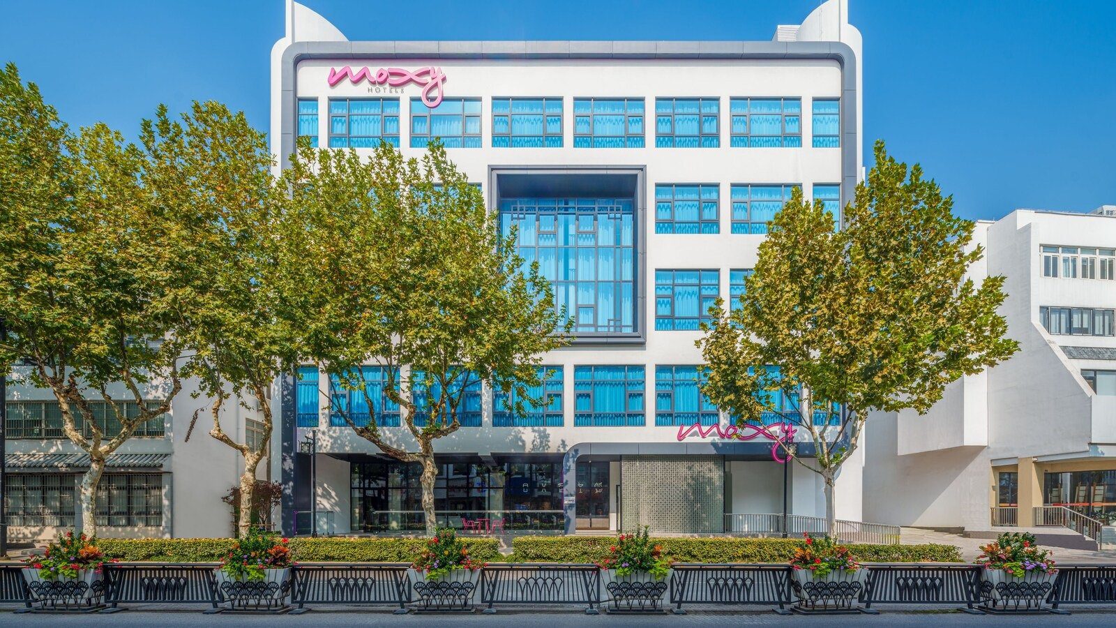 蘇州姑蘇 Moxy 酒店外觀與街邊行道樹