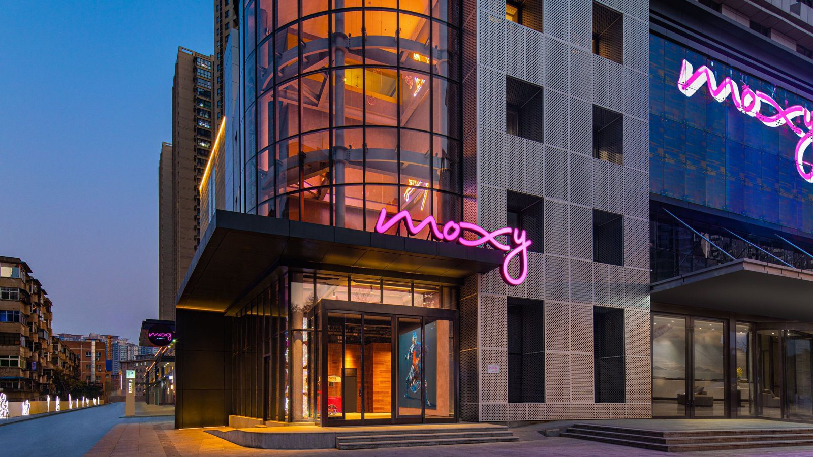 西安 Moxy 酒店的玻璃立面與入口