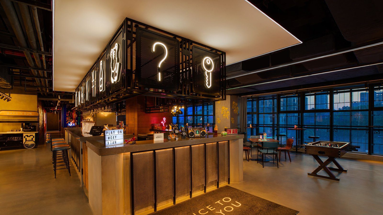 Moxy 酒吧的櫃檯與公共空間