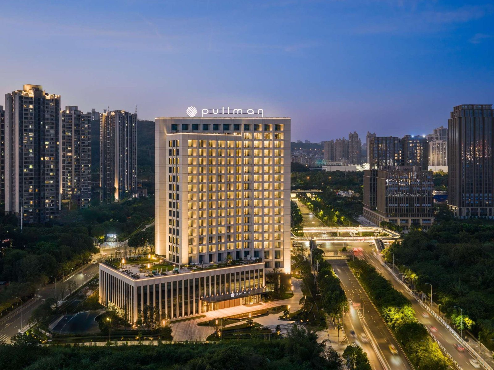 重慶曦越雅高鉑爾曼酒店高樓夜景與周邊城區