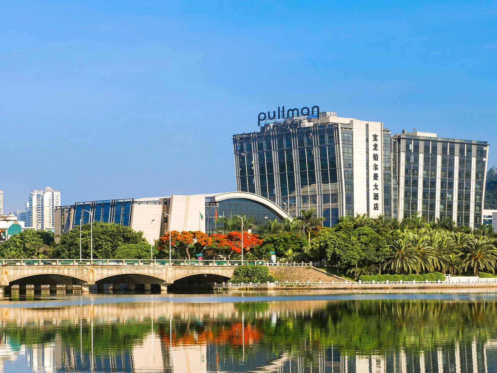 廈門寶龍雅高鉑爾曼大酒店與篔簹湖畔拱橋