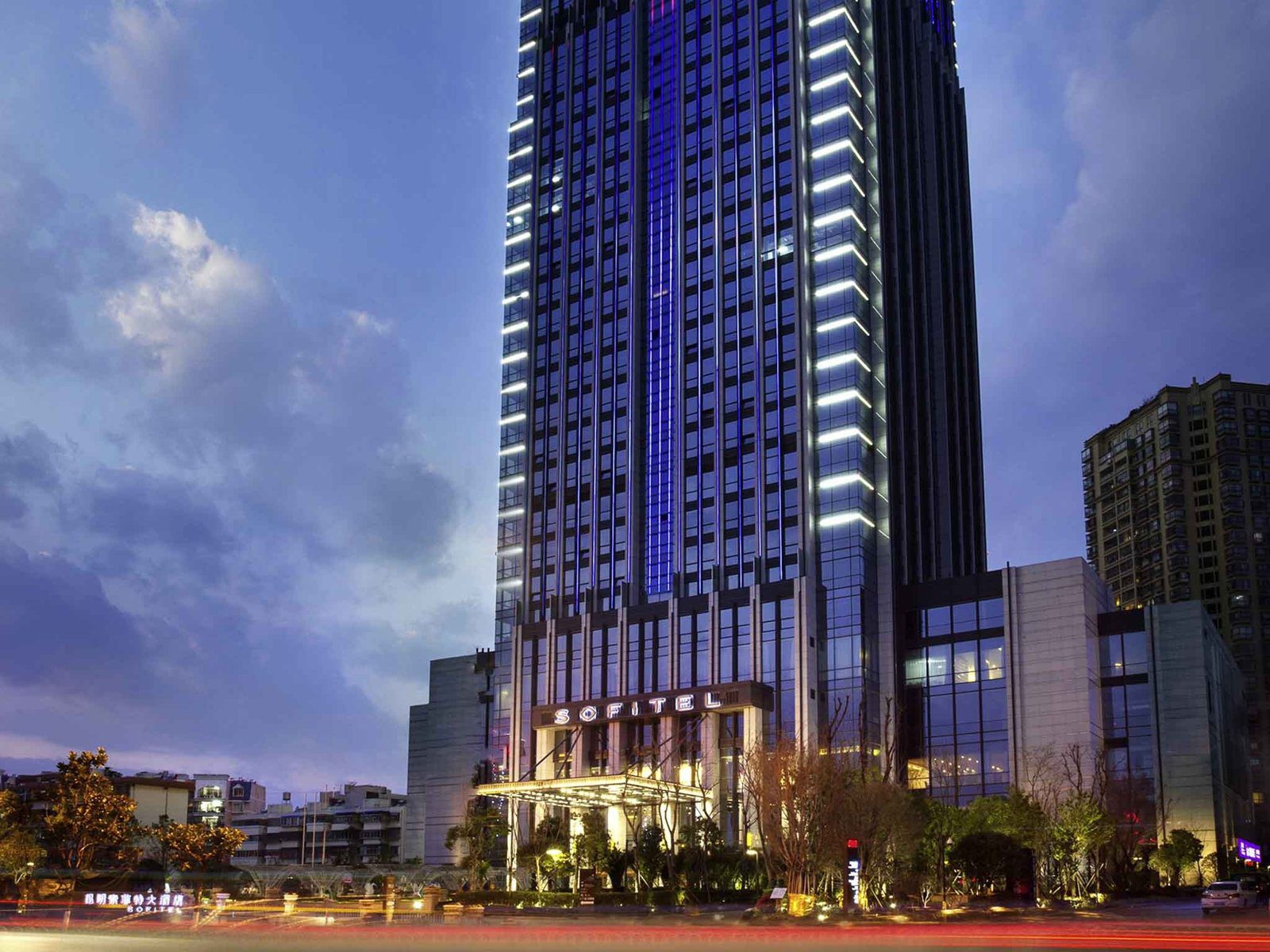 昆明索菲特大酒店高樓外觀與城市街景