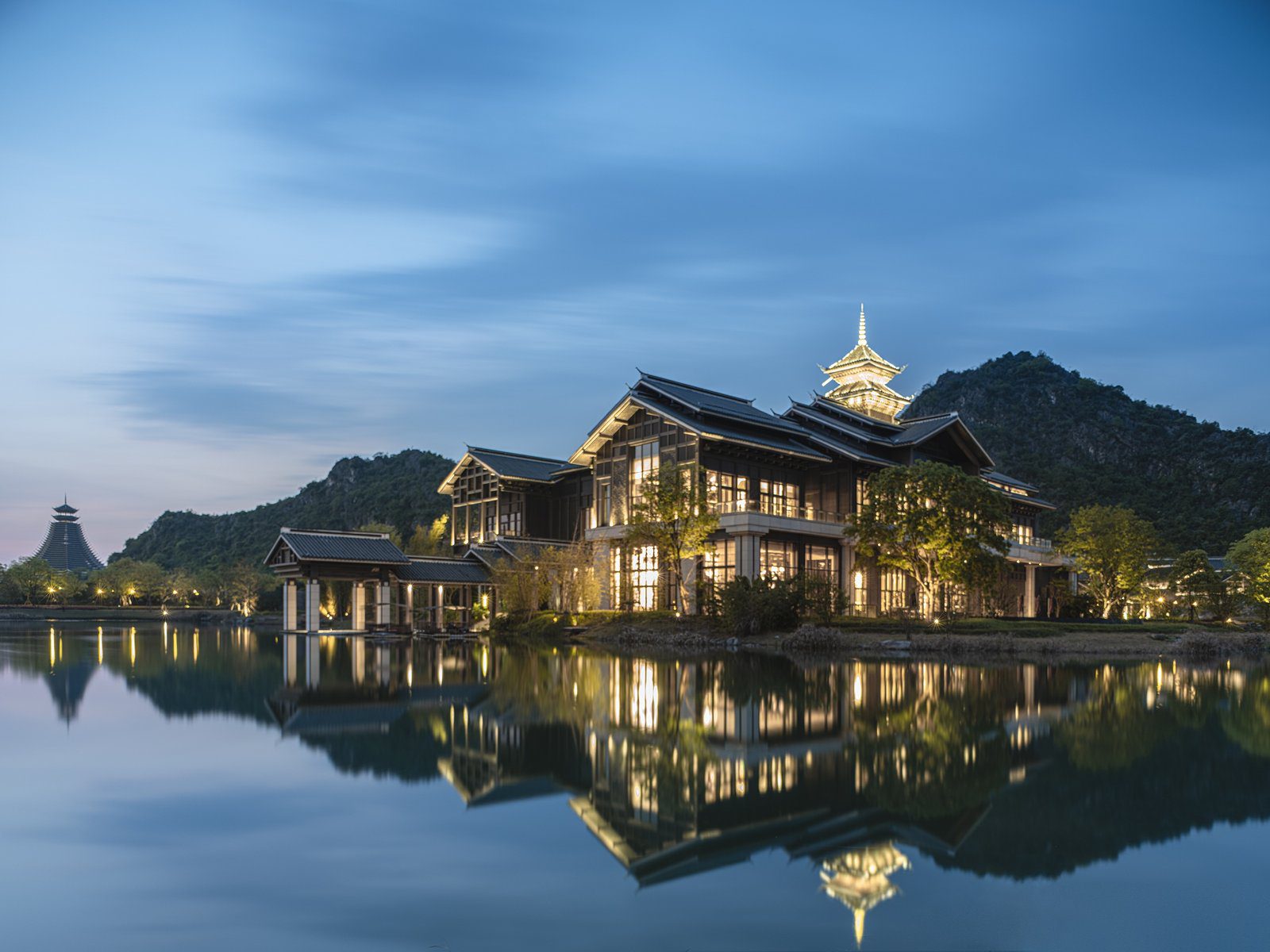 桂林雁山宋品酒店湖畔建築與山景暮色倒影