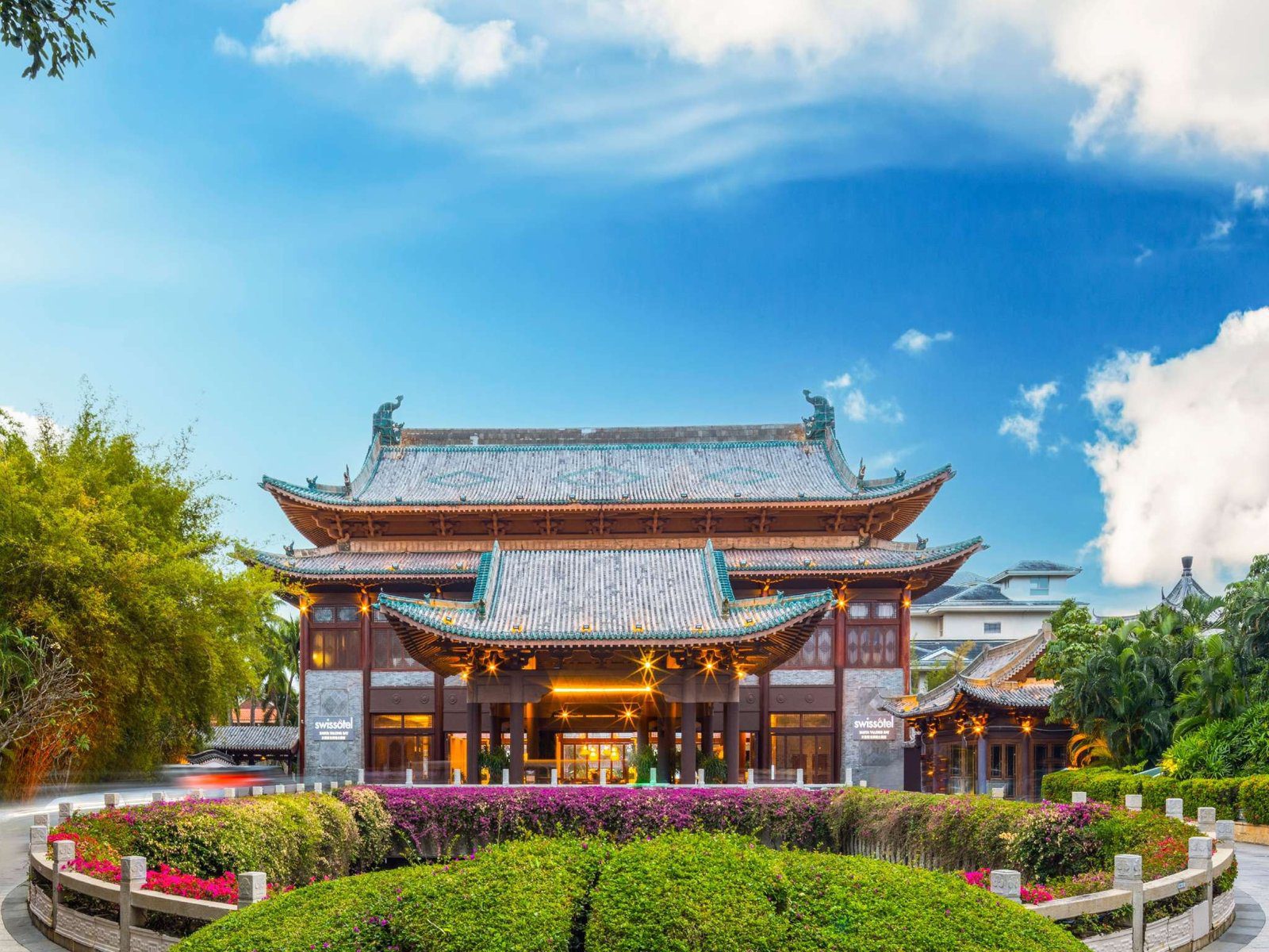 三亞亞龍灣雅高瑞士酒店中式門樓與花圃