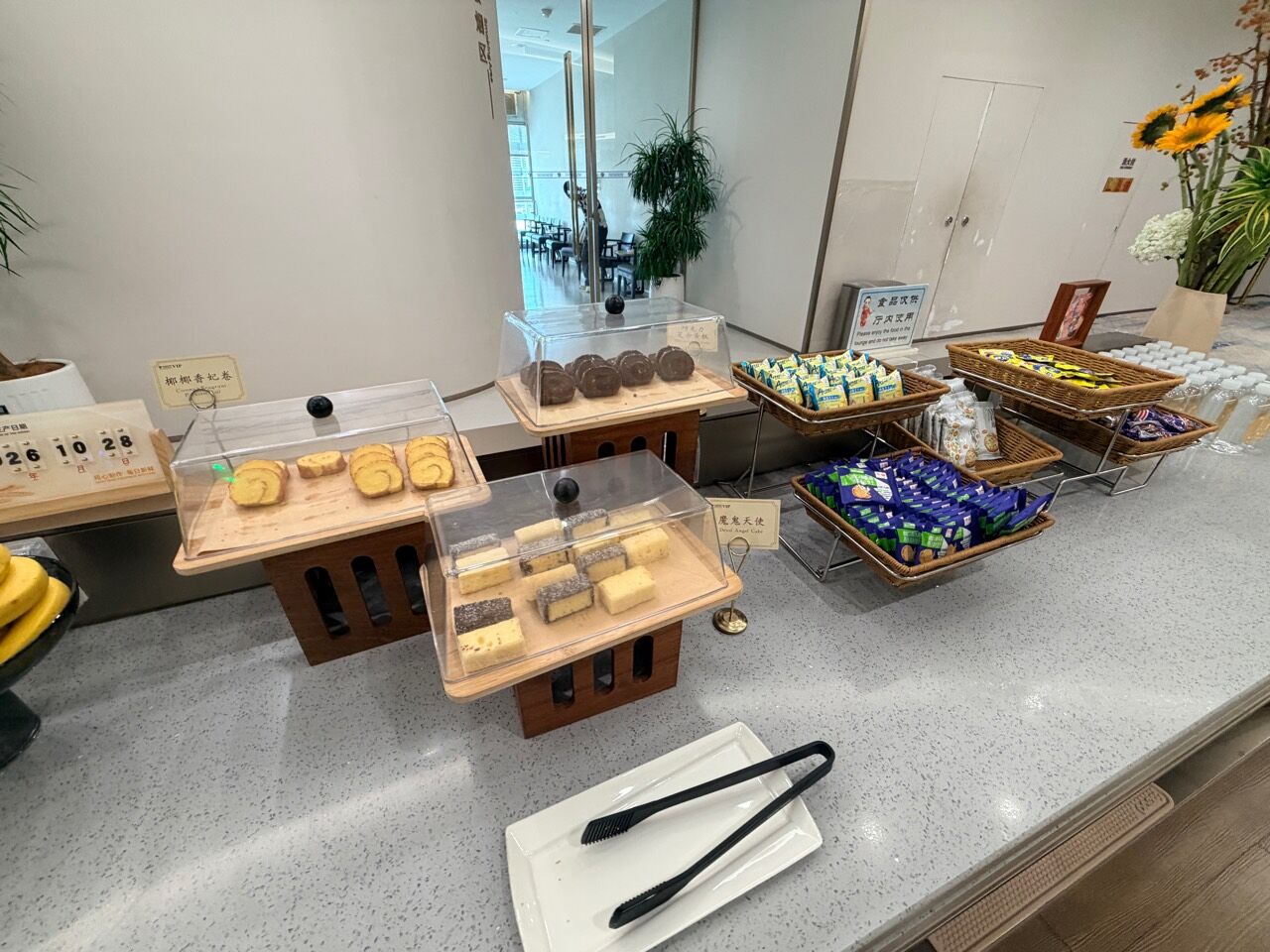 候機室餐檯的切片蛋糕與包裝點心