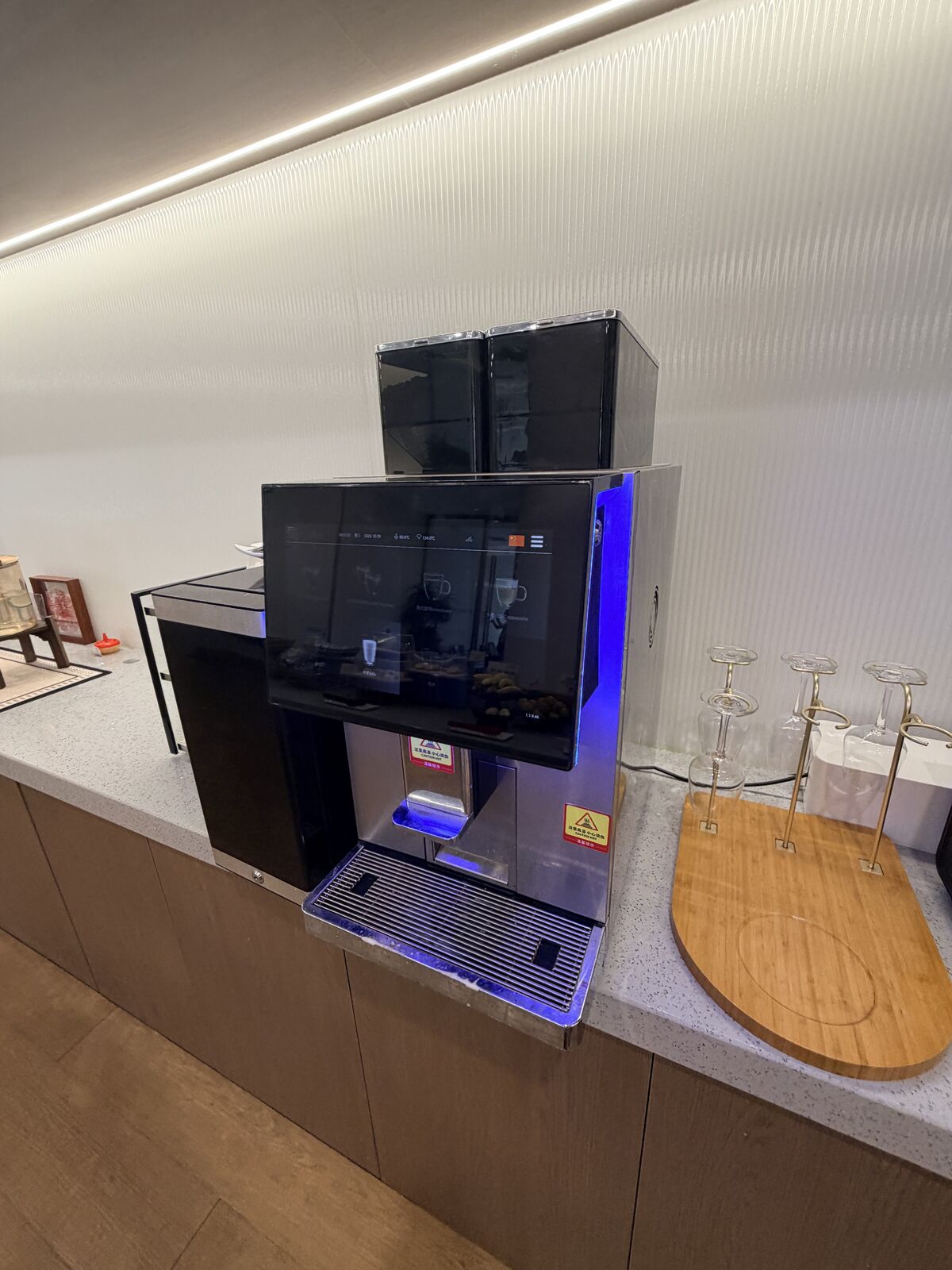 候機室飲品區的自助咖啡機