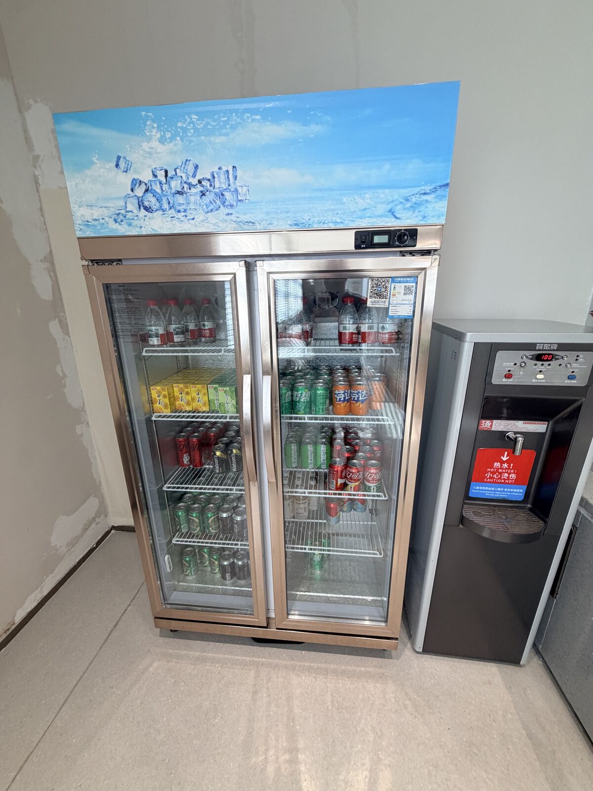 候機室冰箱中的瓶裝水與罐裝盒裝飲料