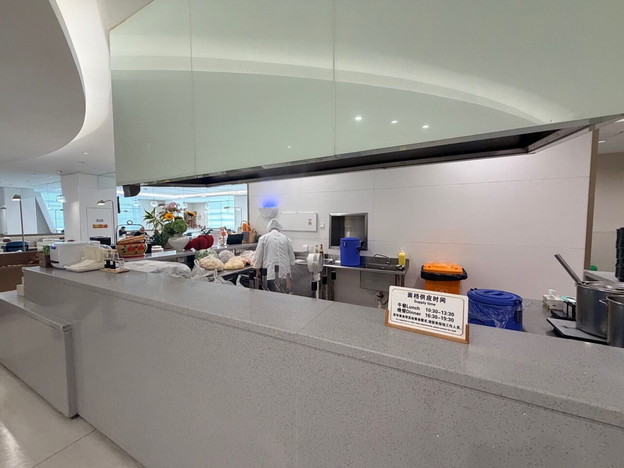 候機室現煮麵檔與供應時間告示