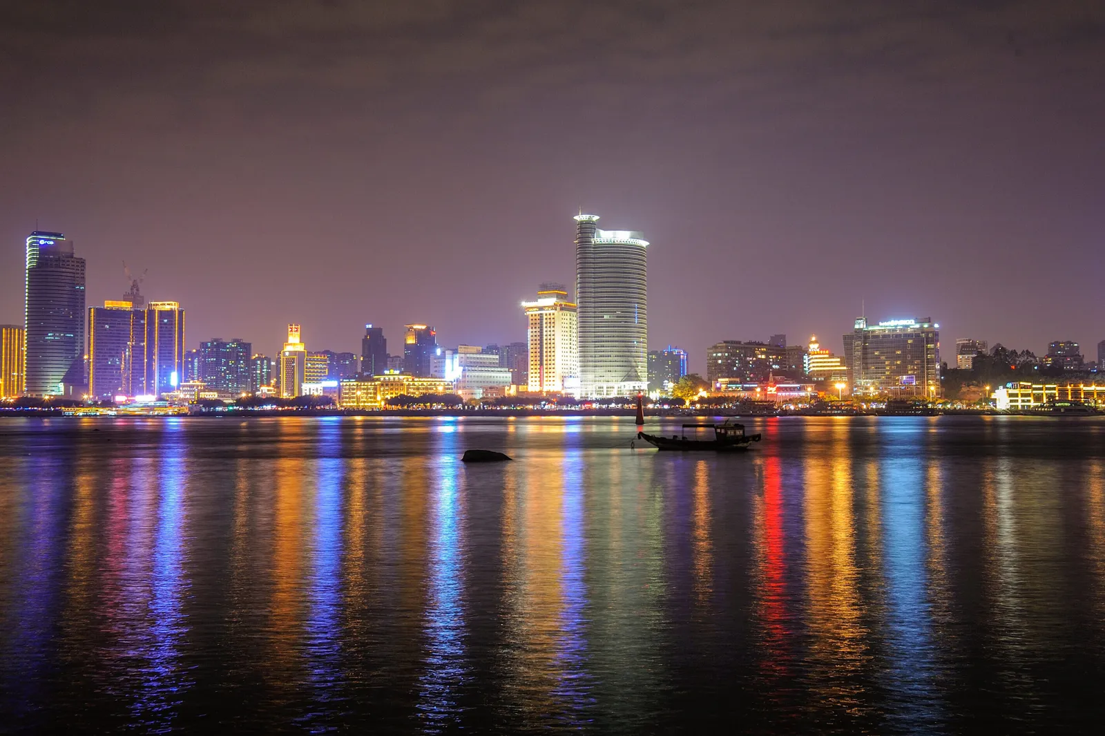 夜晚海岸城市燈光倒映在海面上