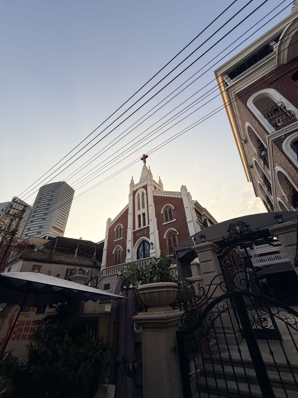 八市周邊街區的紅磚教堂建築