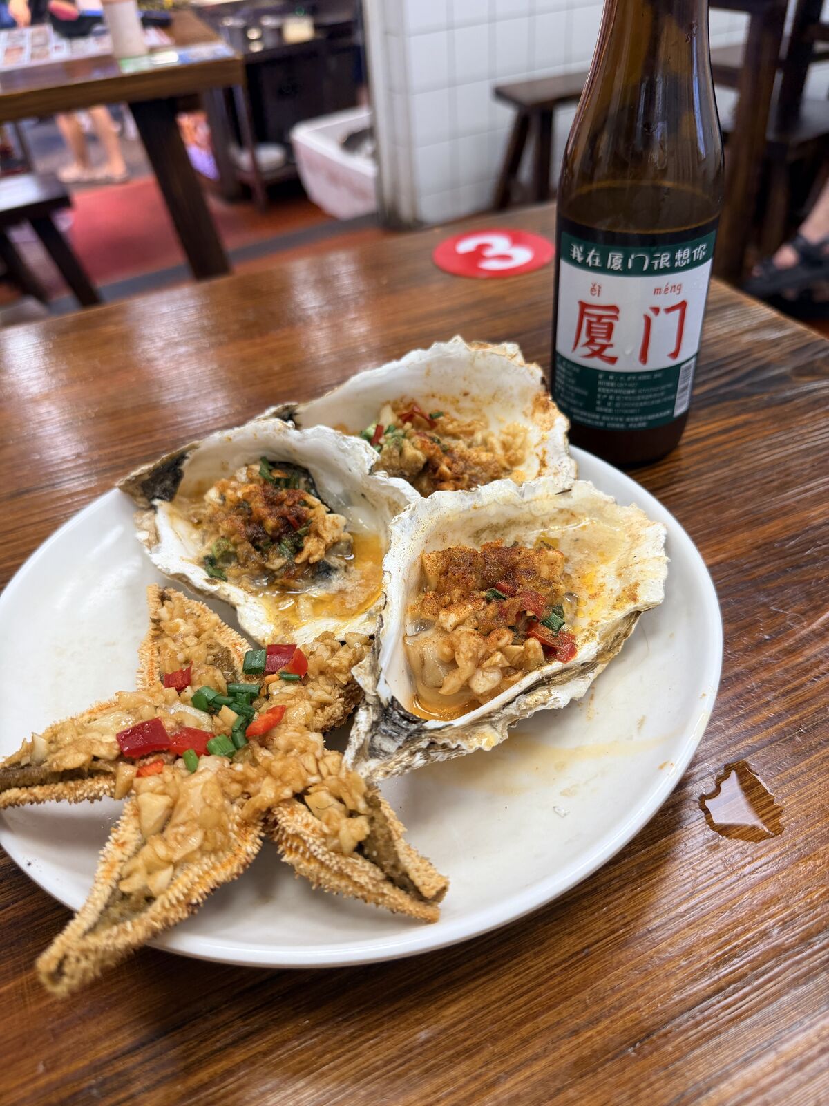 八市餐桌上的貝類料理與廈門啤酒