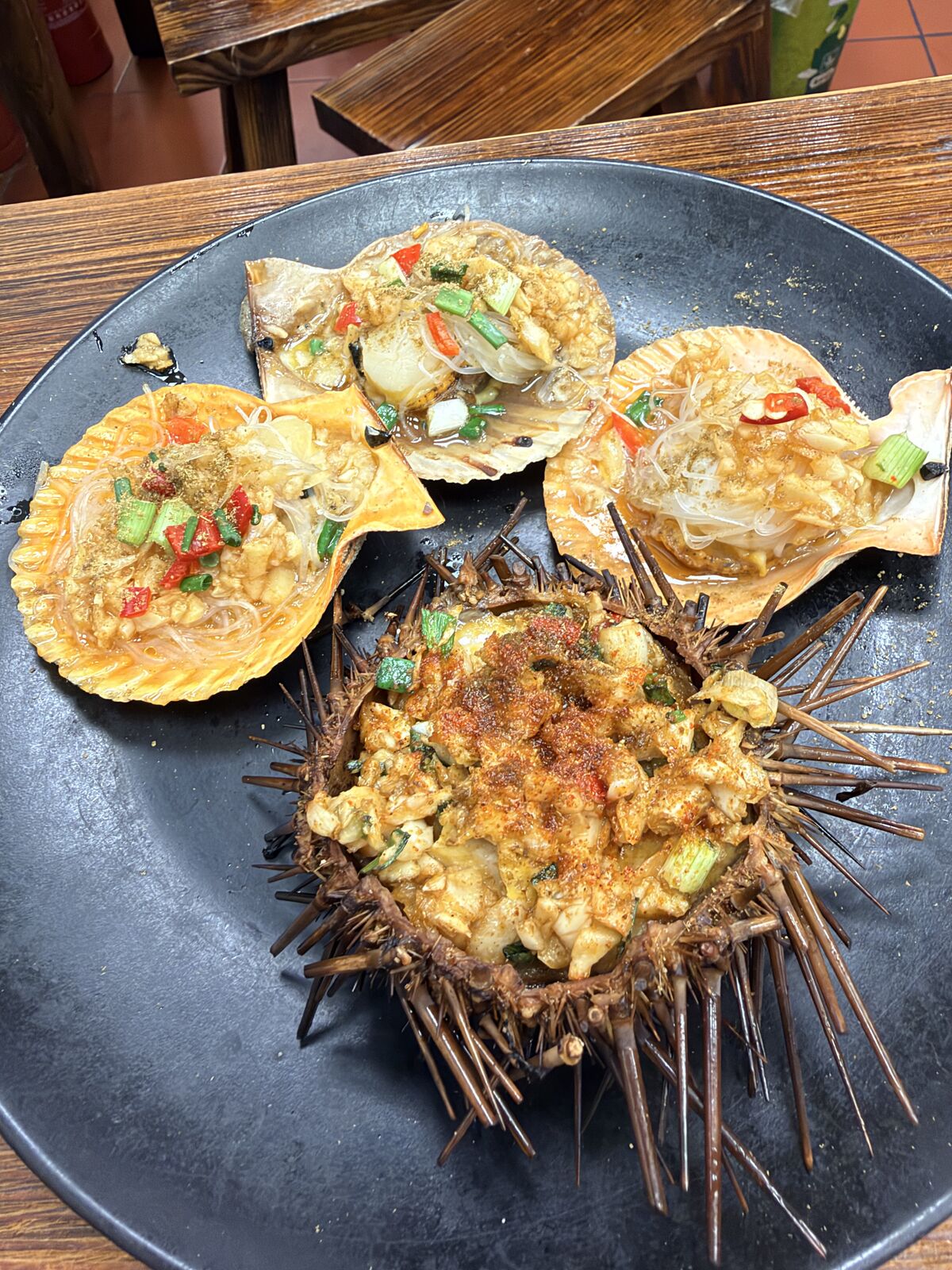 八市餐桌上的蒜蓉粉絲貝類與海膽料理