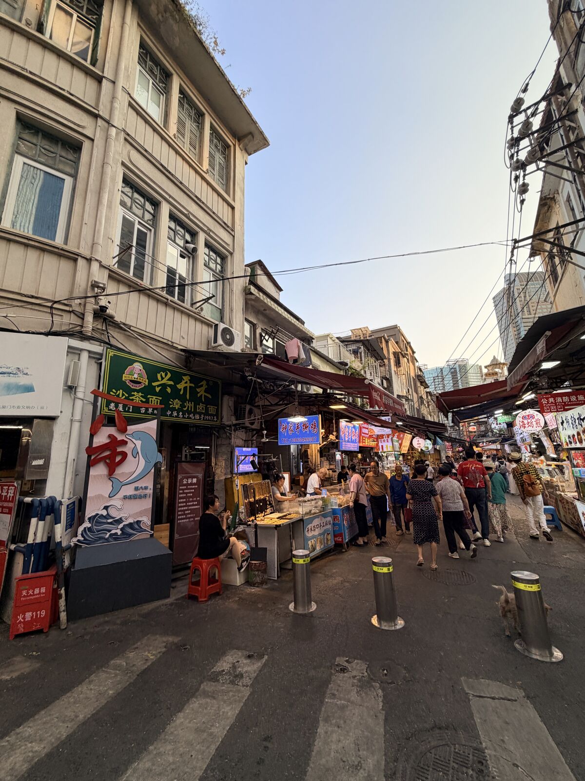廈門八市街口的老樓與小吃店