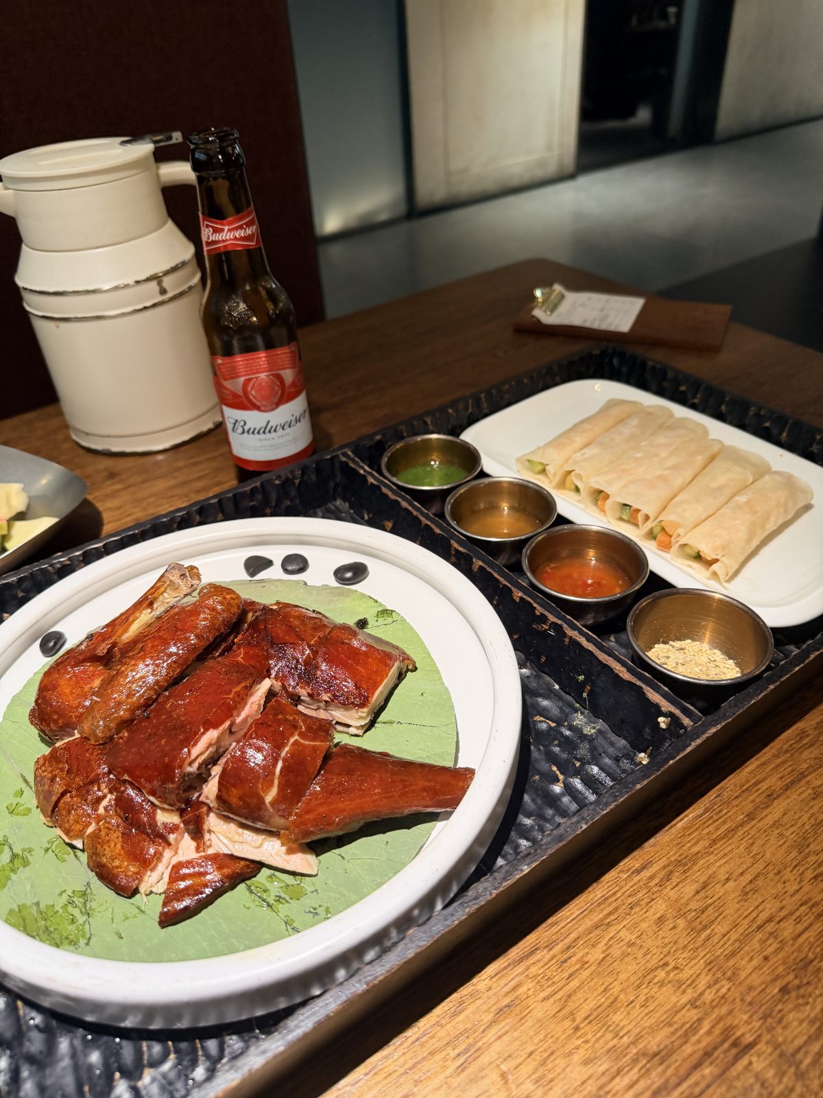 汉烟火大紅袍脆皮烤雞套餐，配春捲與四碟醬料