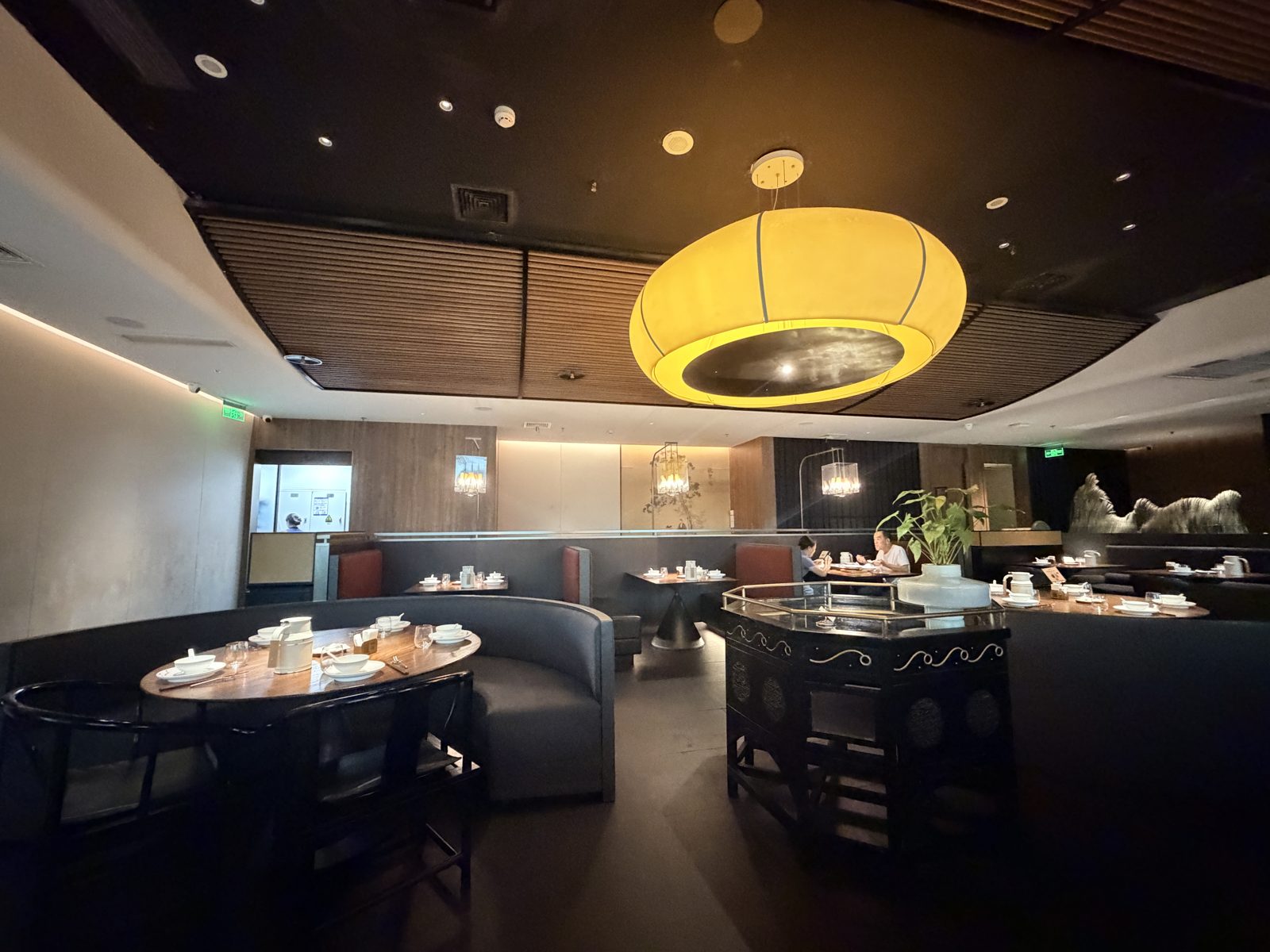 汉烟火用餐區的大燈籠與沙發座