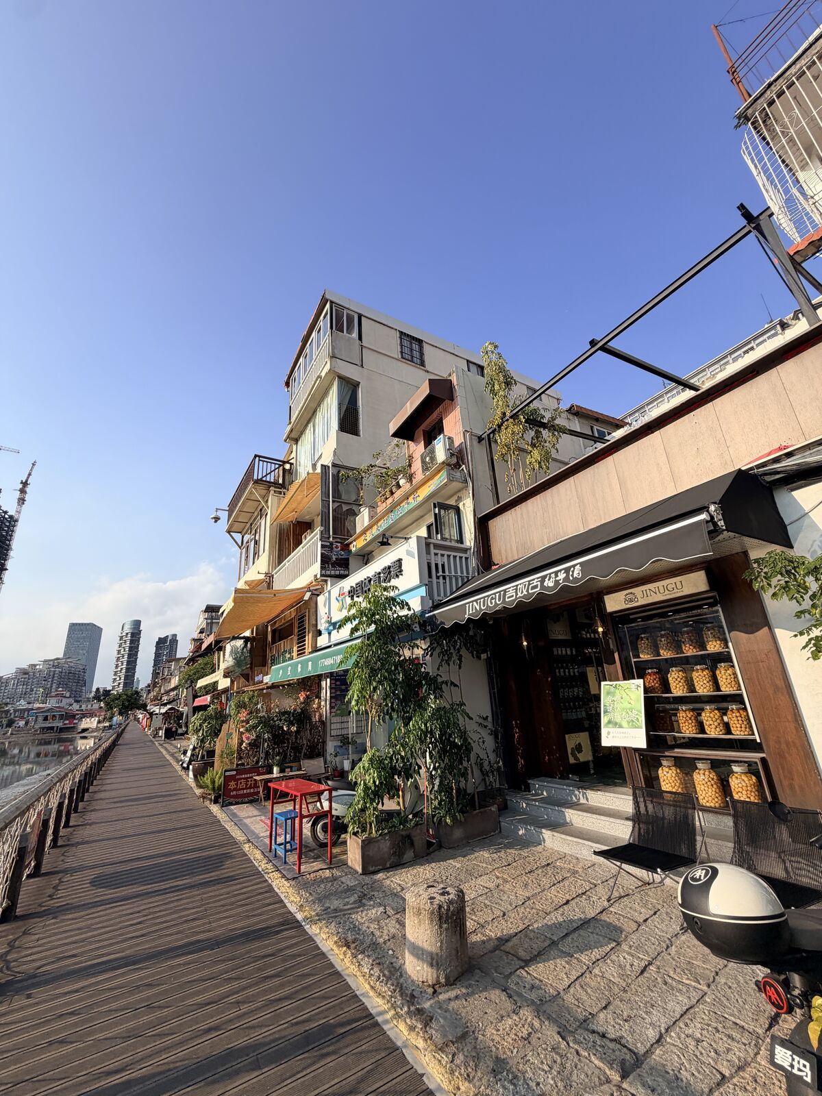 沙坡尾避風塢水岸木棧道與沿岸小店