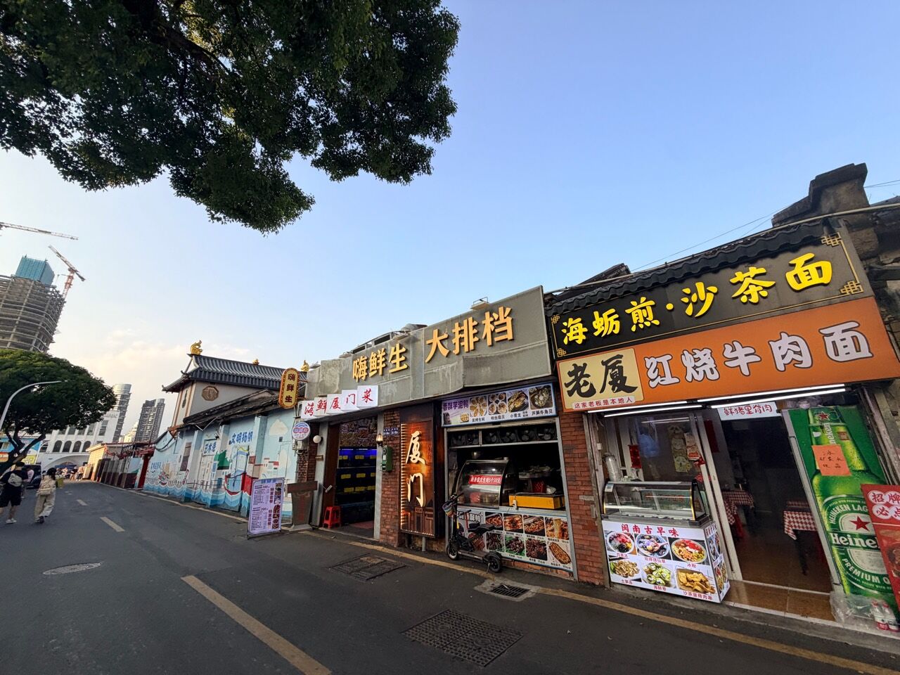 沙坡尾老街沿線的海鮮與沙茶麵店面