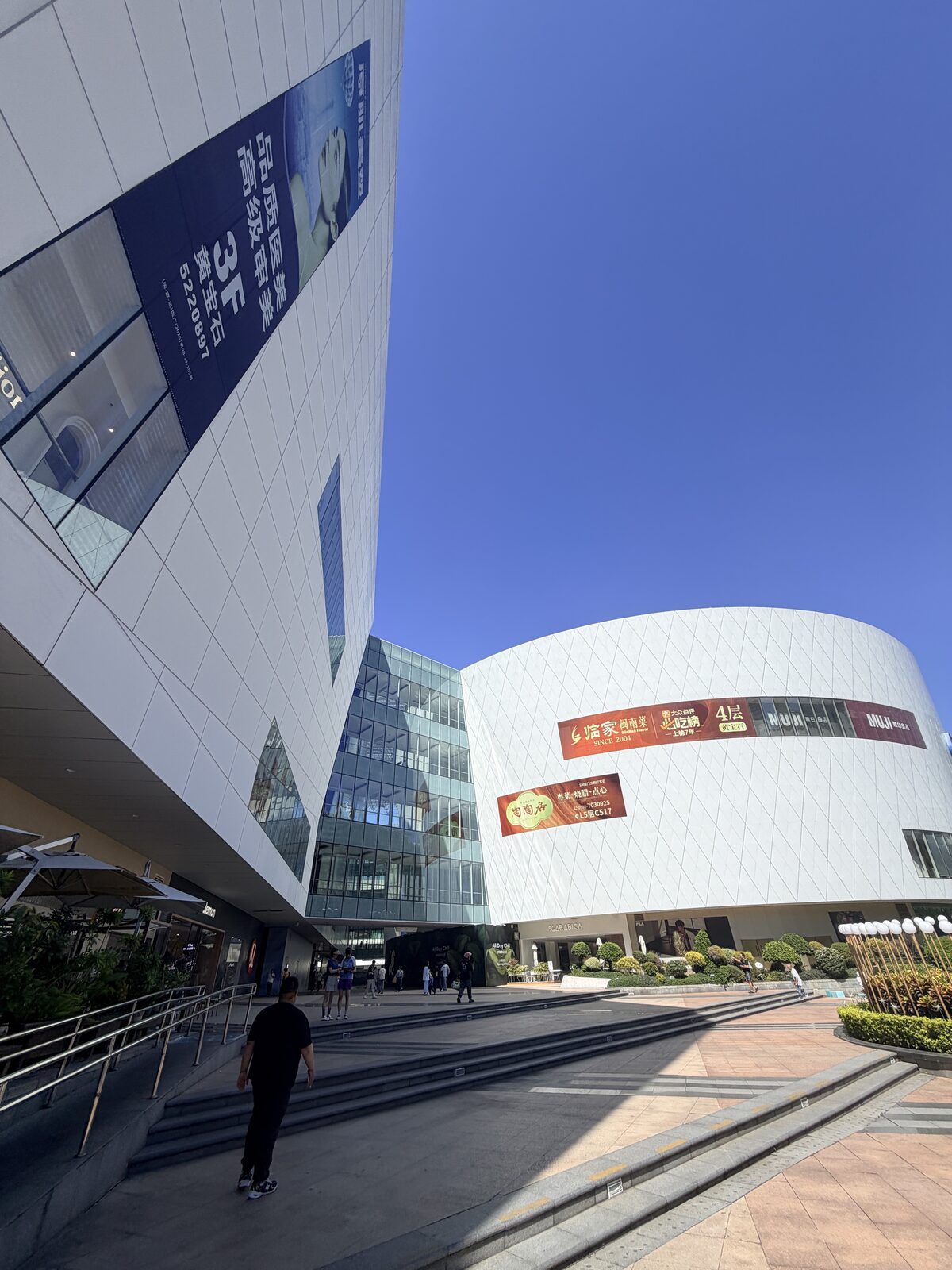 廈門SM商圈白色曲面建築外觀與戶外廣場