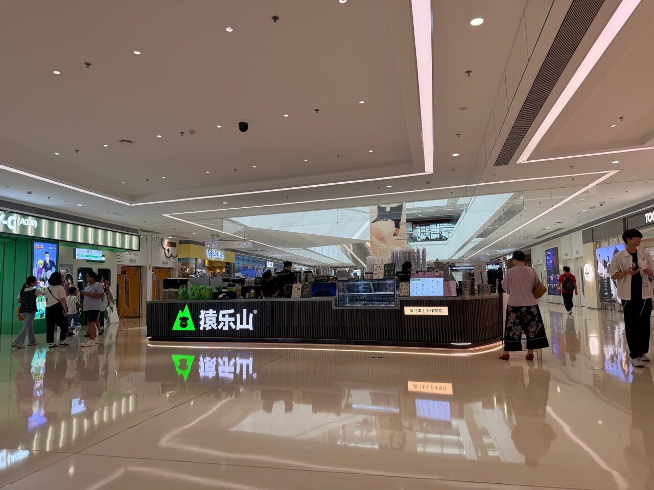 廈門SM商場走道中央的猿樂山飲品櫃位