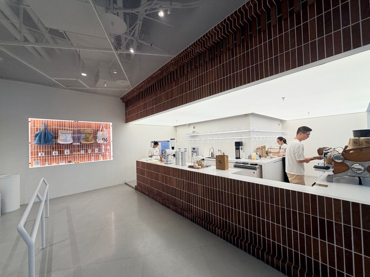 % Arabica 廈門 SM 店紅磚咖啡吧檯與店內陳設
