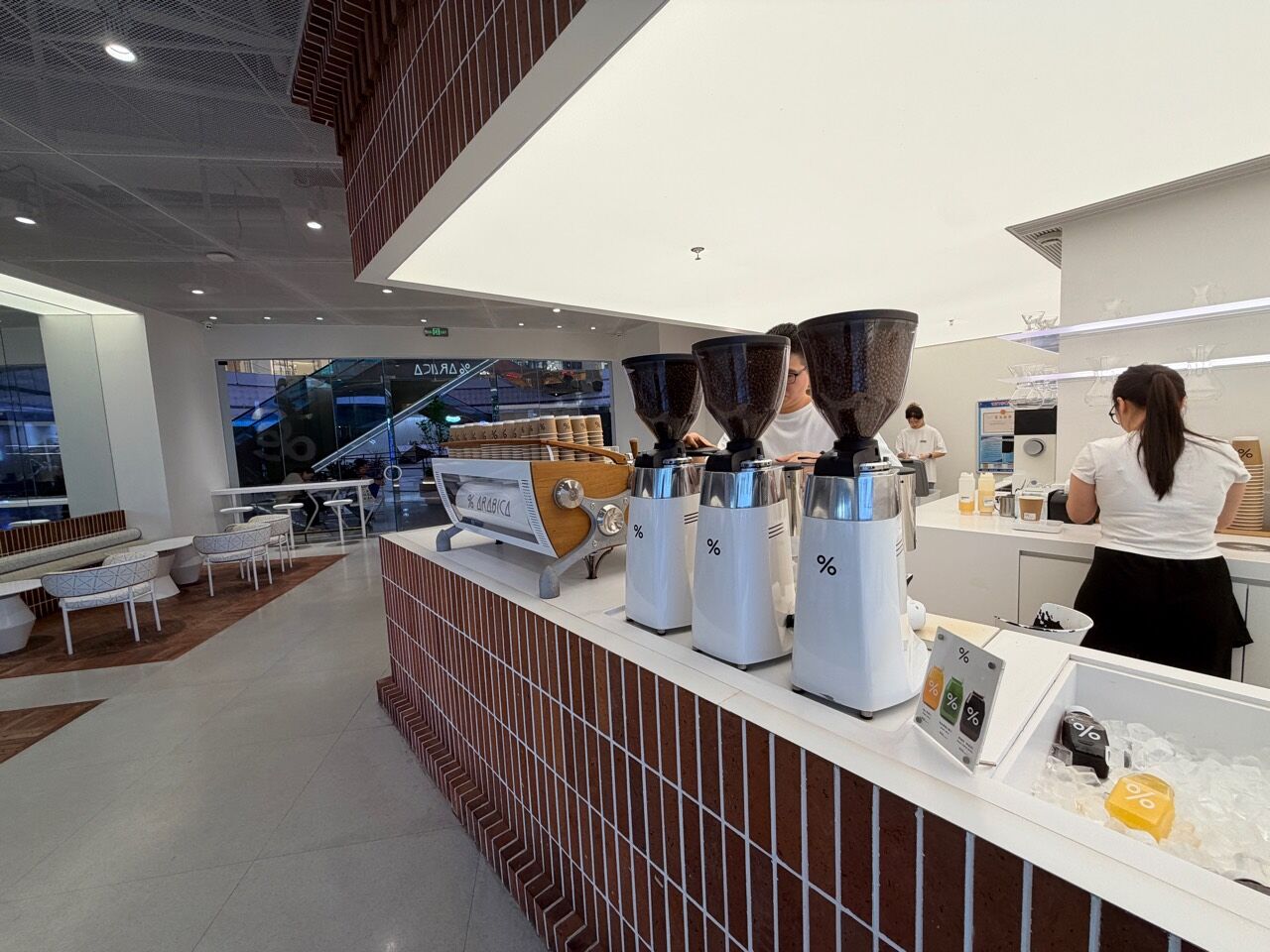 % Arabica 廈門 SM 店的咖啡機磨豆機與紅磚中央吧檯