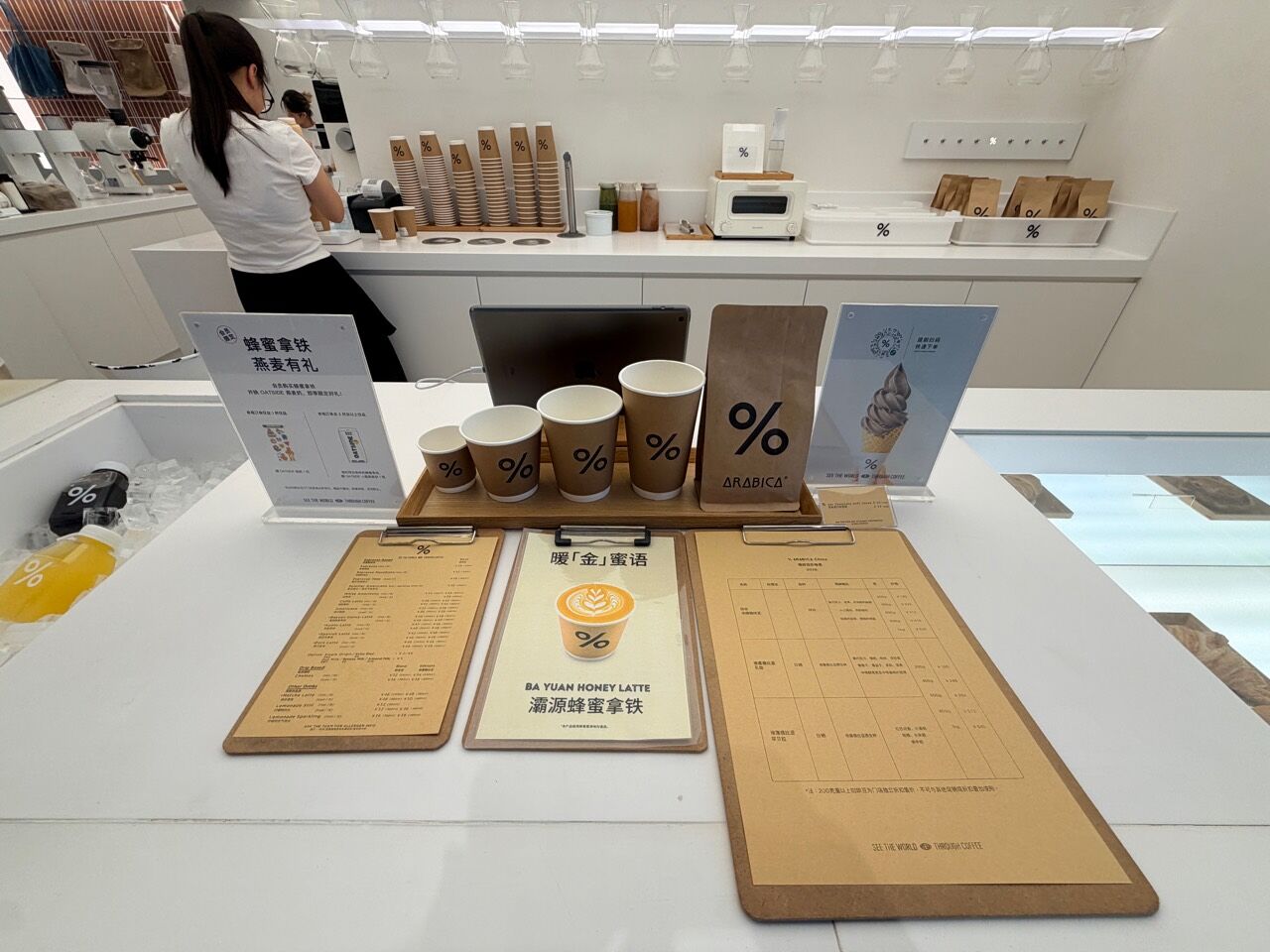 % Arabica 廈門 SM 店櫃檯菜單與飲品宣傳牌
