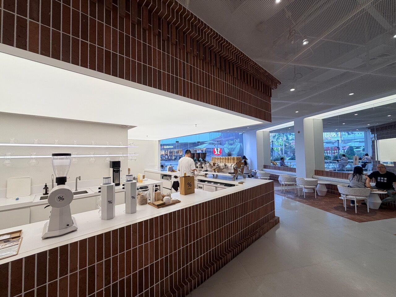 % Arabica 廈門 SM 店靠玻璃的座位與中央吧檯