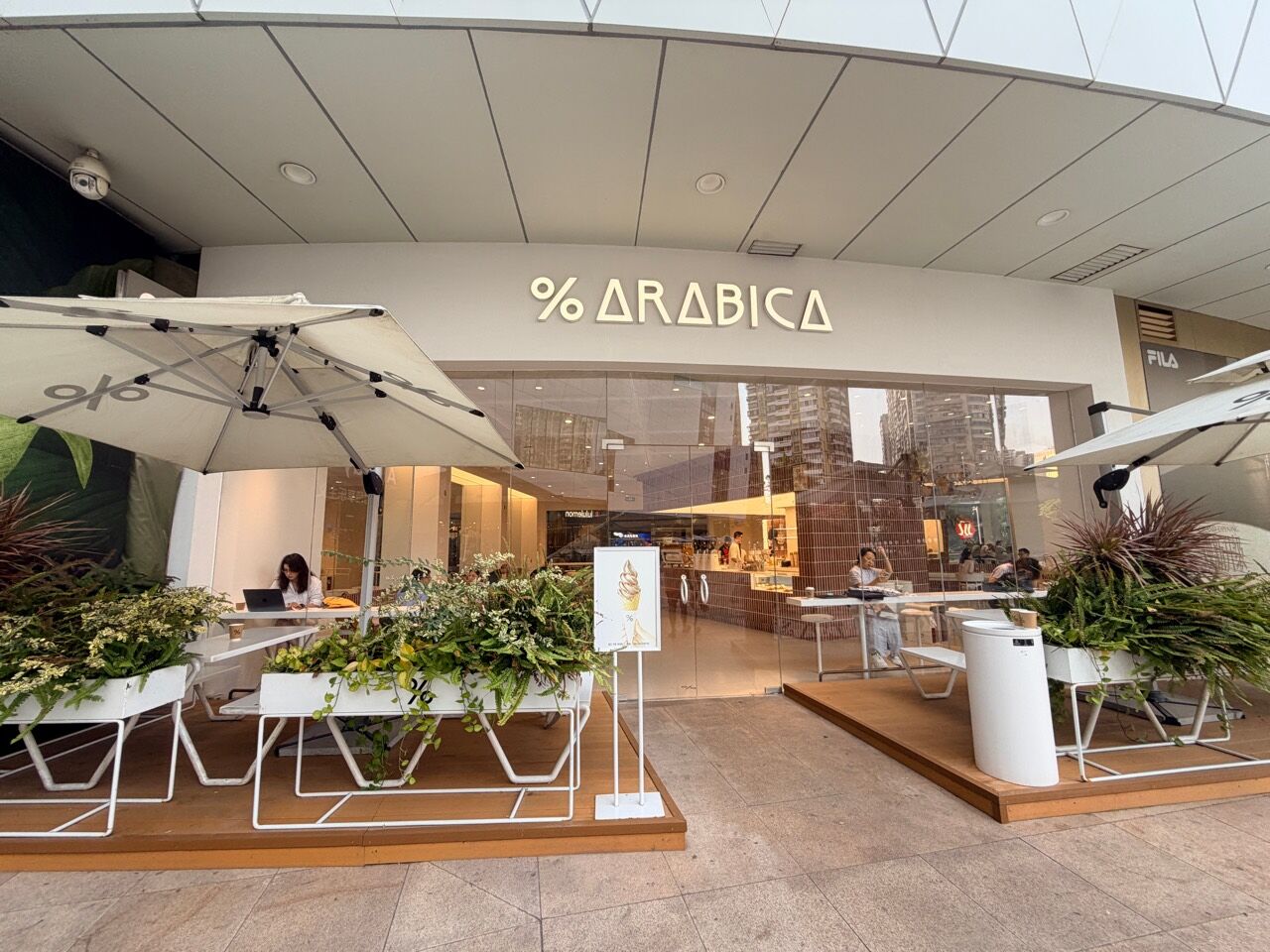 廈門 SM 二期 % Arabica 咖啡店玻璃門面與外側座位