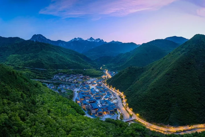 九寨綠發希爾頓花園酒店｜中查溝美麗匯商圈與高性價比雪山度假